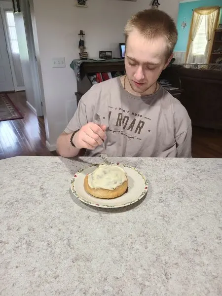 large-cinnamon-roll-with-nuts-on-a-dinner-plate
